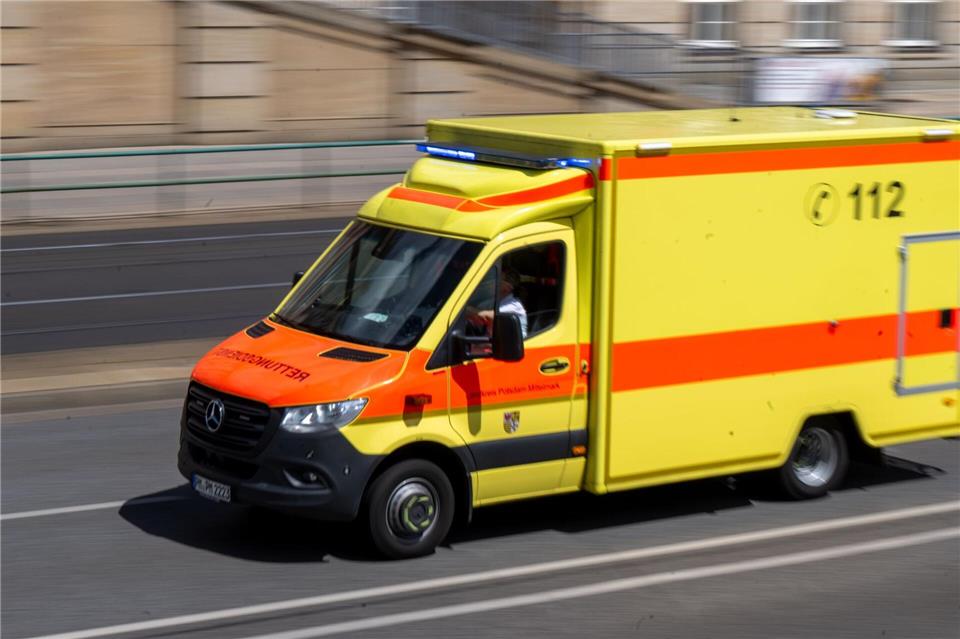 Ein Verletzter musste nach einem Unfall in Freiburg ins Krankenhaus. (Symbolbild)Monika Skolimowska/dpa