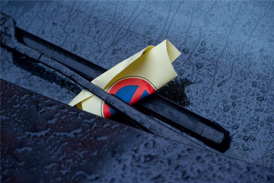 Ein Verstoß wird derzeit in der Regel mit einem Verwarnungsgeld von 15 Euro geahndet. (Symbolbild)Stefan Sauer/dpa