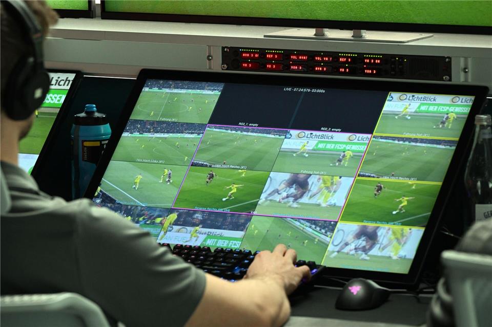 Ein Videoschiedsrichter hat mehrere Kameraeinstellungen im Blick. (Archivbild) Federico Gambarini/dpa