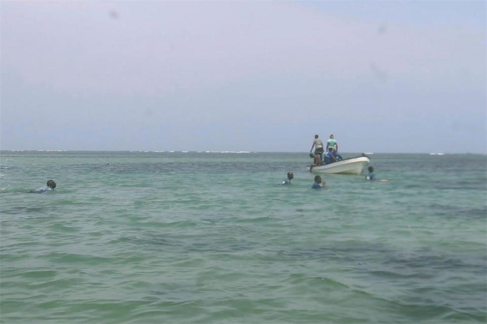 Ein Videostandbild der Küstenwache von Dschibuti zeigt die Suche nach Leichen von Migranten (Handout)Djibouti Coast Guard/Djiboutian Coast Guard/AP/dpa