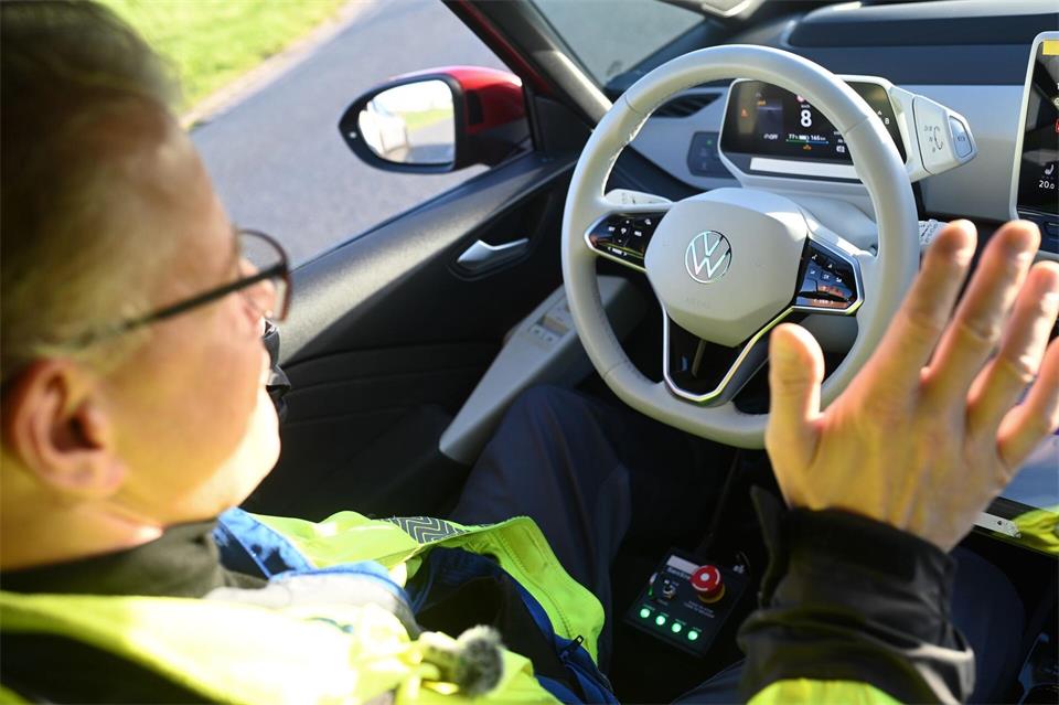 Ein Volkswagen-Fahrzeug fährt autonom über das Werksgelände. Lars Penning/dpa