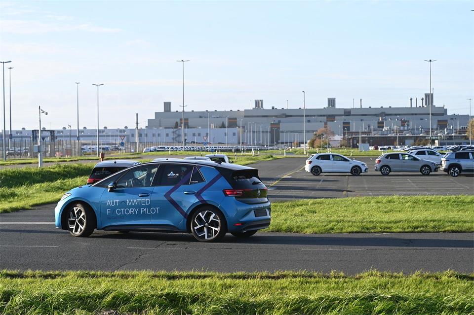 Ein Volkswagen-Fahrzeug fährt autonom über das Werksgelände.Lars Penning/dpa