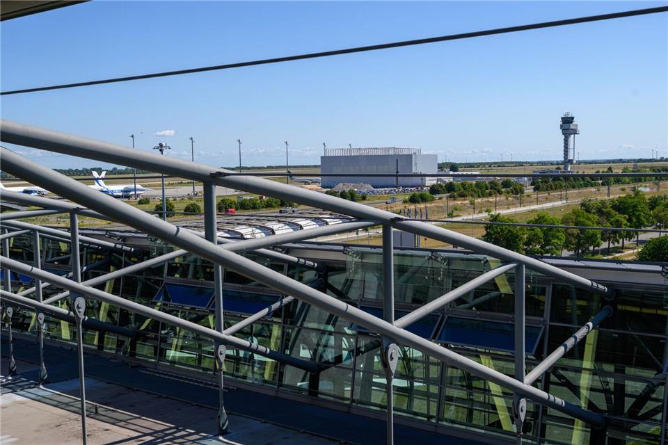 Ein Vorfall mit einer Sprengstoff-Drohne am Flughafen Leipzig/Halle hatte vor wenigen Tagen für großes Aufsehen gesorgt. Dazu ermittelt die Bundesanwaltschaft.Hendrik Schmidt/dpa