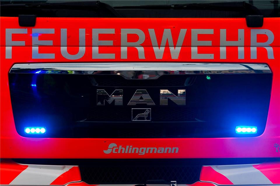 Ein Vorhang fängt Feuer und führt zu dem Brand einer Doppelhaushälfte. (Symbolbild) Mohssen Assanimoghaddam/dpa