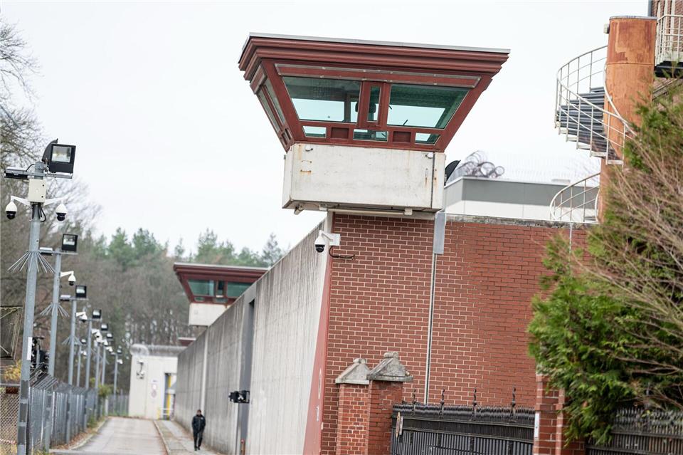 Baubeginn für neues Hafthaus im Gefängnis Tegel Ein Wachturm an der Wand der Justizvollzugsanstalt Tegel. (Archivbild) Fabian Sommer/dpa