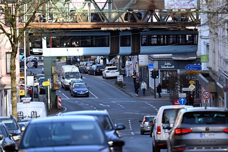 Ein Wagen der Schwebebahn fährt über dem Wuppertaler Straßenverkehr.Federico Gambarini/dpa