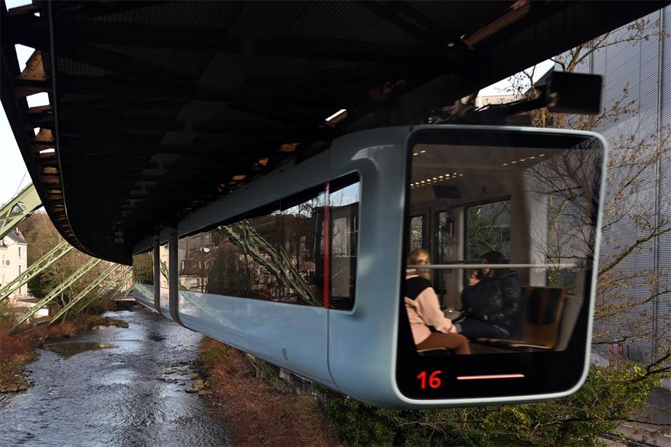 Ein Wagen der Schwebebahn fährt über der Wupper. (Archivbild)Federico Gambarini/dpa