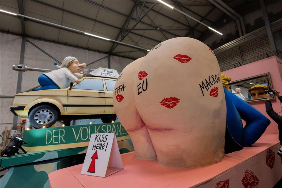 Ein Wagen des Kölner Rosenmontagszugs zeigt US-Präsident Donald Trump mit entblößtem Hinterteil, darauf sind Kussmünder unter anderem von der Nato und der Fifa zu sehen.Rolf Vennenbernd/dpa