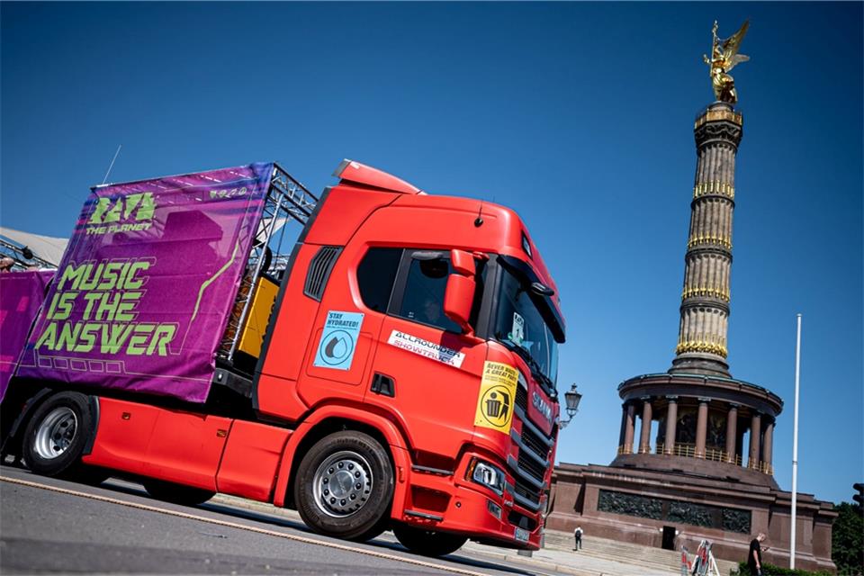 Ein Wagen mit der Aufschrift „Music is the answer“ vor der Siegessäule in Berlin.