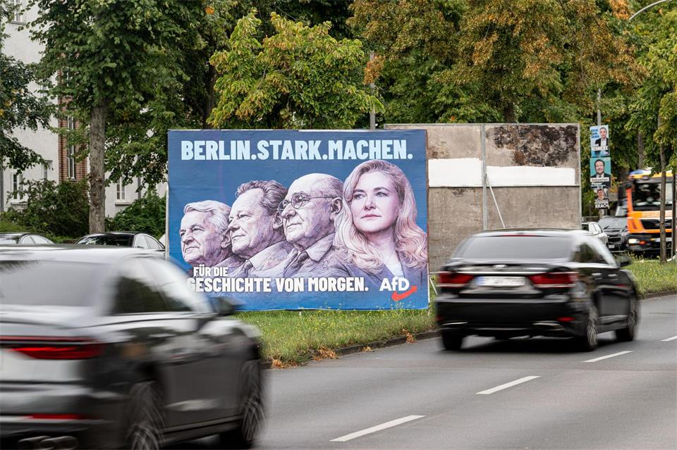 Ein Wahlplakat der Berliner AfD mit deren Spitzenkandidaten neben mehreren früheren Berliner Bürgermeistern sorgt für Diskussionen. Fabian Sommer/dpa