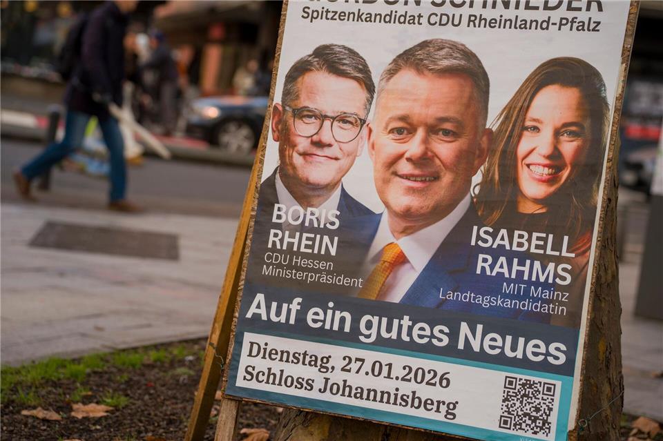 Ein Wahlplakat mit den Portraits von Boris Rhein (links), Gordon Schnieder (Mitte) und Isabell Rahms, das für die Wahlkampfveranstaltung wirbt.Andreas Arnold/dpa