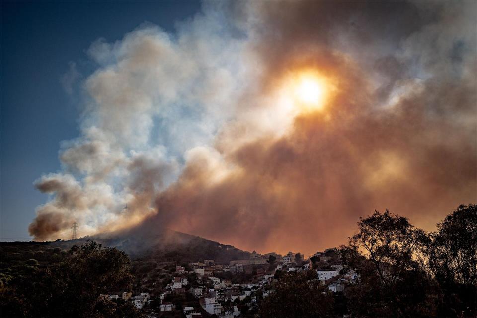 Ein Waldbrand im Collserola-Gebirge lässt Rauch über den Stadtteil Nou Barris in Barcelona ziehen.Jordi Boixareu/ZUMA Press Wire/dpa