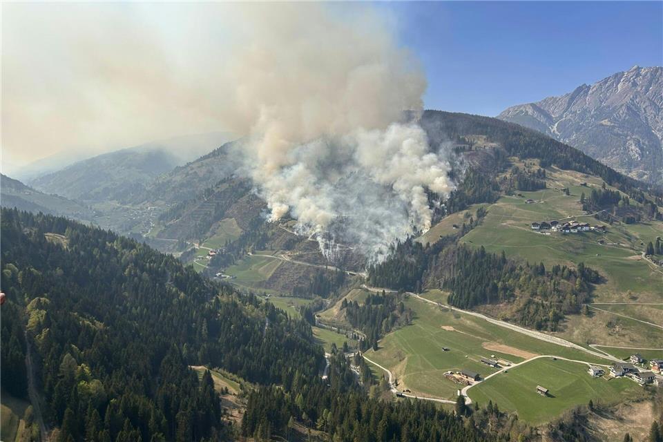 Ein Waldbrand im Lesachtal in Österreich hat sich ausgebreitet.Unbekannt/LPD KÄRNTEN/FEST KLAGENFURT/dpa