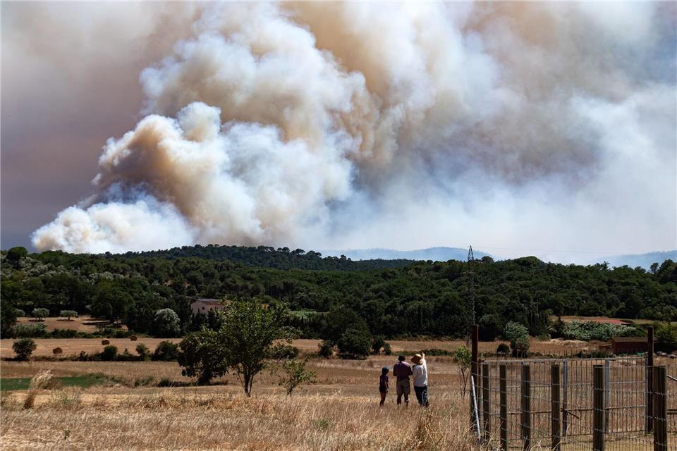 Ein Waldbrand im Nordosten Spaniens hat bisher fast 1.300 Hektar zerstört.Glòria Sánchez/EUROPA PRESS/dpa