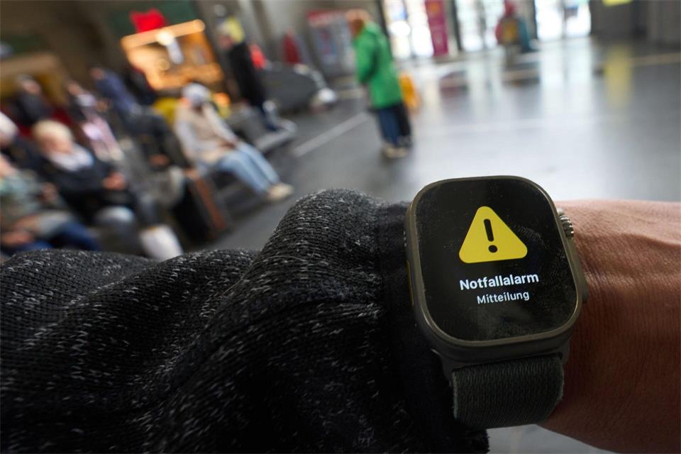 Ein Warnhinweis wird am Warntag auf einer Smartwatch angezeigt (Symbolbild).Thomas Frey/dpa