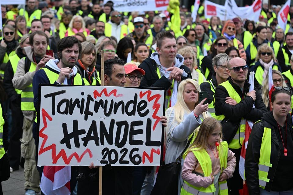 Ein Warnstreik Anfang Juli in Dortmund. Bundesweit hat es in den vergangenen Wochen viele Warnstreiks im Handel gegeben. (Archiv) Federico Gambarini/dpa
