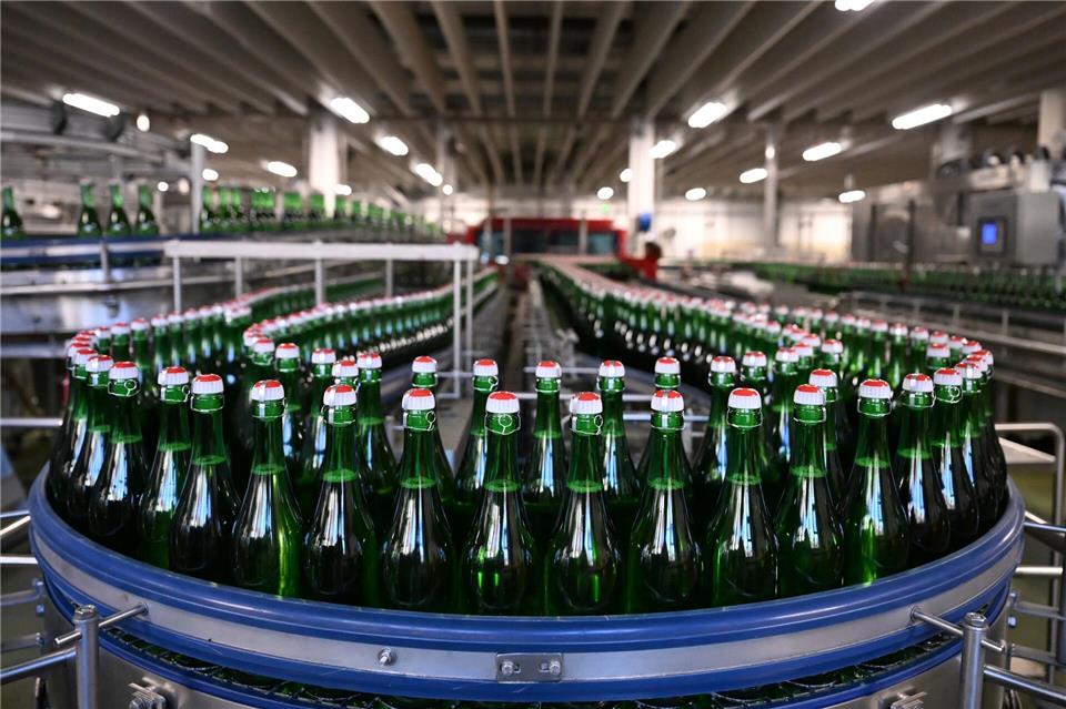 Ein Warnstreik hat laut Gewerkschaft NGG die Produktion bei Rotkäppchen zum Erliegen gebracht. (Archvbild)Jennifer Brückner/dpa