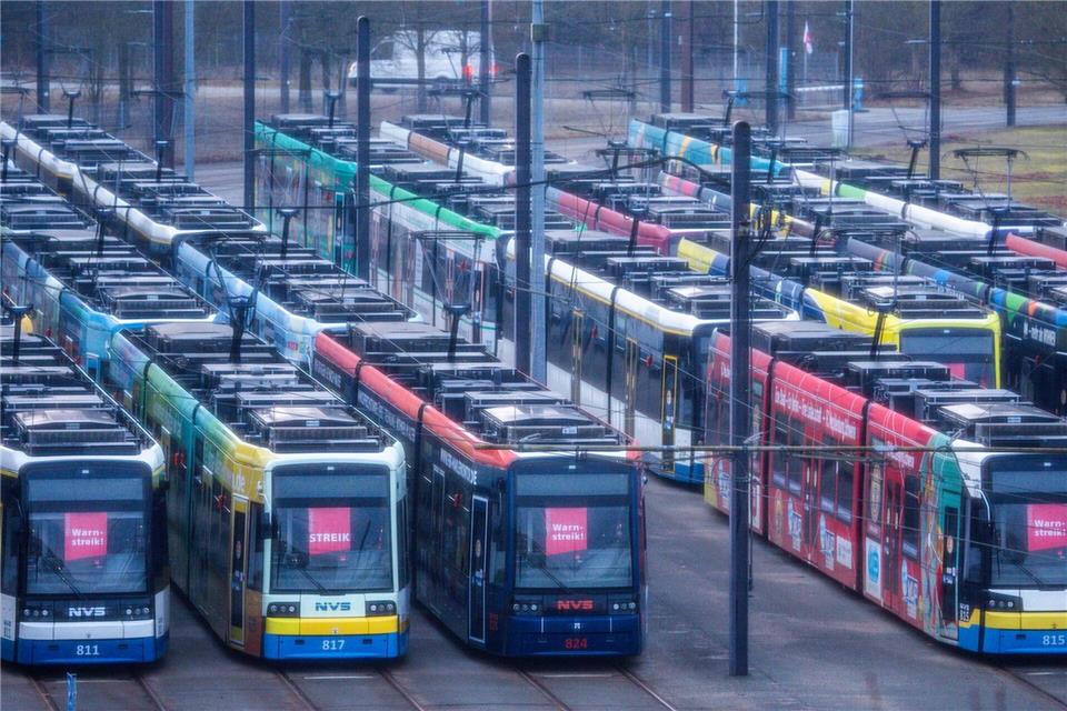Ein Warnstreik im ÖPNV legt auch die Straßenbahnen in Schwerin lahm. Jens Büttner/dpa