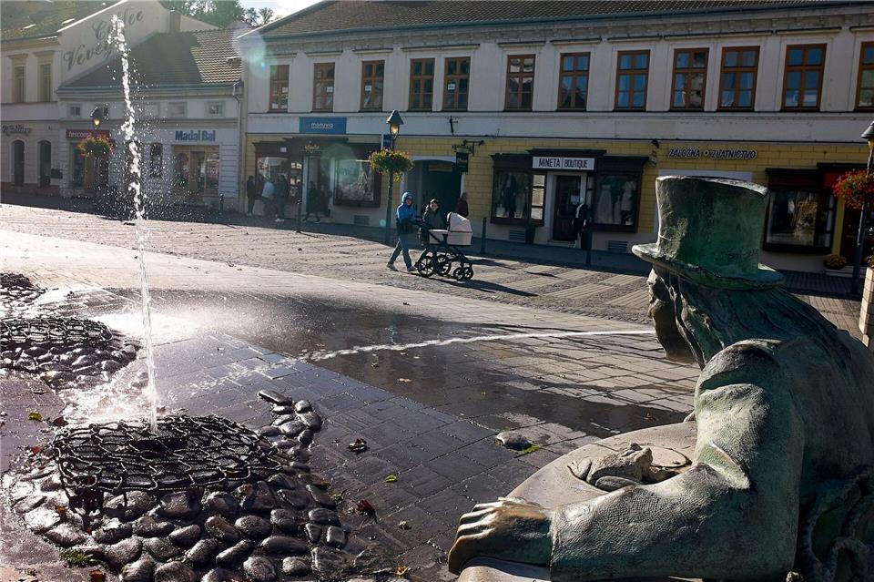 Ein Wassermann sprüht eine Fontäne auf einem Platz in der Fußgängerzone im Zentrum der slowakischen Stadt Trencin.Michael Heitmann/dpa-tmn