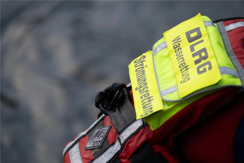 Ein Wasserretter holte den 46-jährigen Mann aus der Strömung der Isar. (Symbolbild)Marijan Murat/dpa
