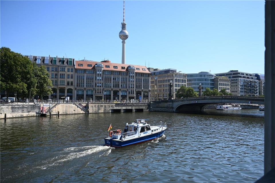 Ein Wasserschutzpolizeiboot patrouilliert auf der Spree. (Archivbild) Shireen Broszies/dpa