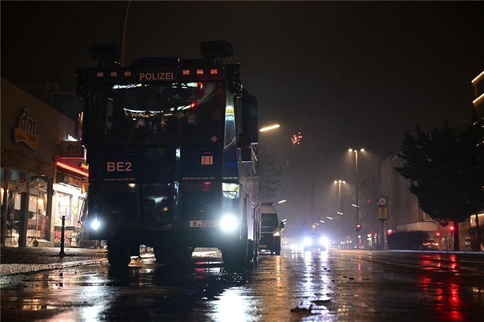 Ein Wasserwerfer der Polizei in der Silvesternacht. (Archivbild)Sebastian Gollnow/dpa