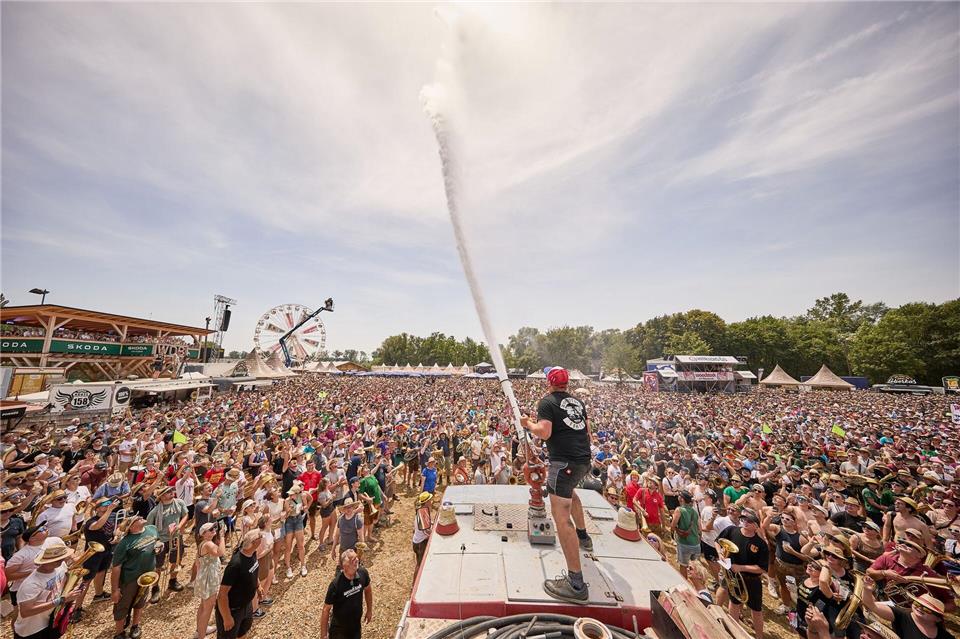 Ein Wasserwerfer sorgt beim „Woodstock der Blasmusik“ für Abkühlung.Klaus Mittermayr/Woodstock der Blasmusik/dpa-tmn