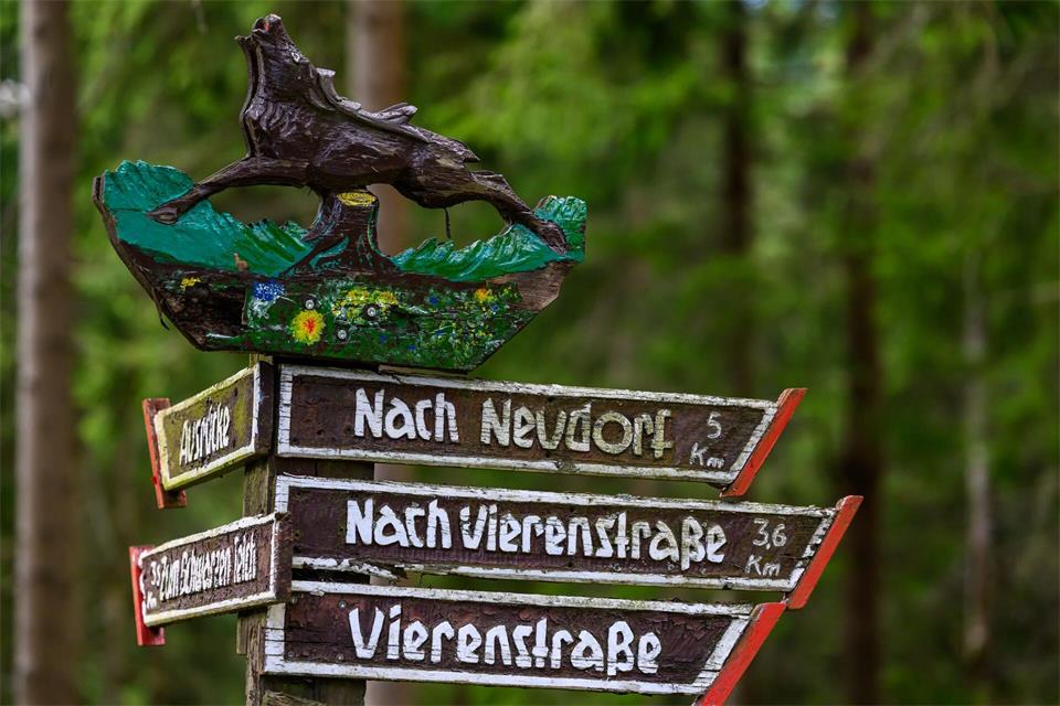 Ein Wegweiser steht an einem Wanderweg am Fuß des Fichtelbergs.Hendrik Schmidt/dpa