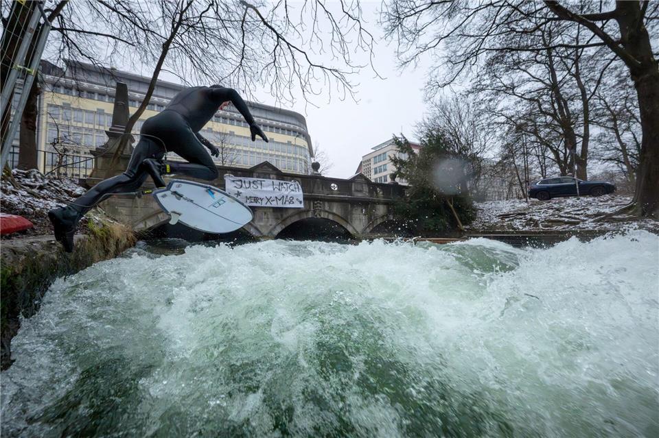 Ein Weihnachtswunder? Auf dem Eisbach wird wieder gesurft.Peter Kneffel/dpa