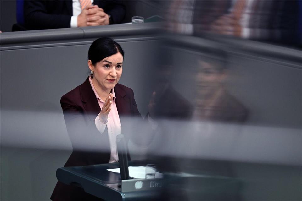 Ein „Weiter-So“ mit der deutschen Langsamkeit beim Schienenausbau wird Dauerstaus nach sich ziehen, sagt Paula Piechotta. (Archivbild)Lilli Förter/dpa
