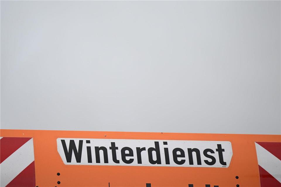Ein Winterdienst-Fahrzeug - solche Fahrzeuge sind in Leopoldshöhe wohl nicht mehr allzu voll beladen. (Symbolbild)Bernd Weißbrod/dpa
