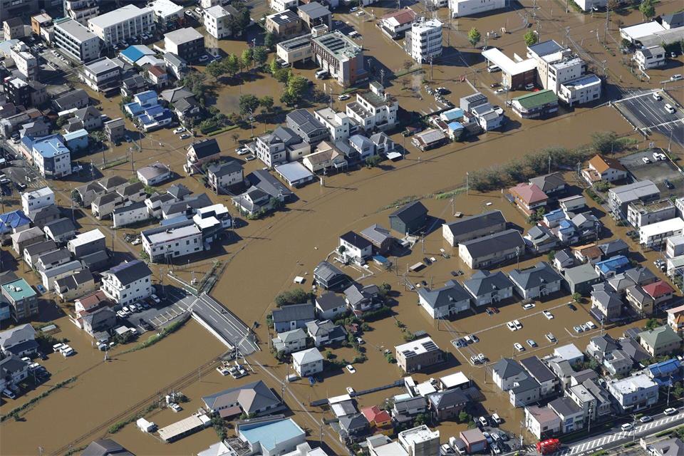 Ein Wohngebiet in Sakura in der Präfektur Chiba im Osten Japans wurde überflutet. -/kyodo/dpa