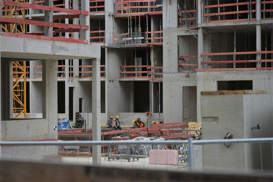 Ein Wohnhaus im Werden in München-Freiham. Ein Aufschwung in der Immobilienbranche ist nach einer Umfrage der Messe München nicht in Sicht. Malin Wunderlich/dpa