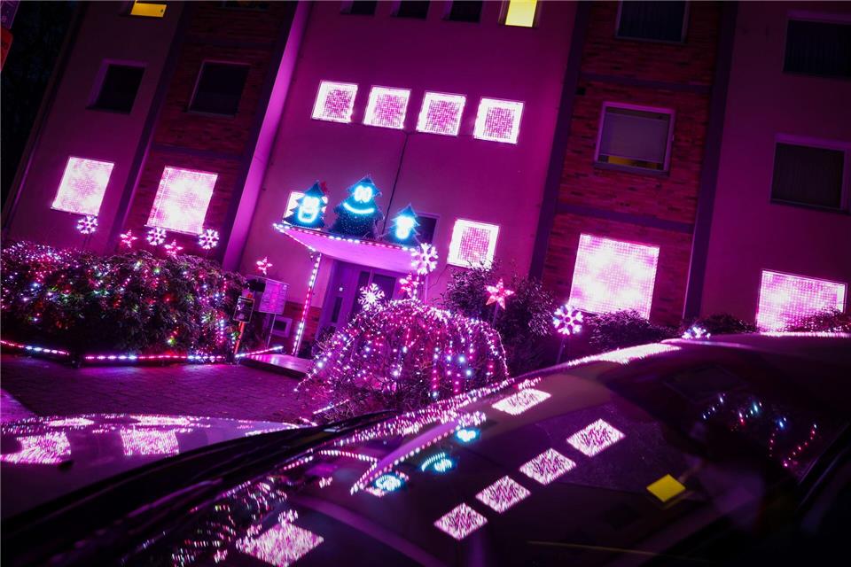Ein Wohnhaus mit Lichterspektakel. Christoph Reichwein/dpa