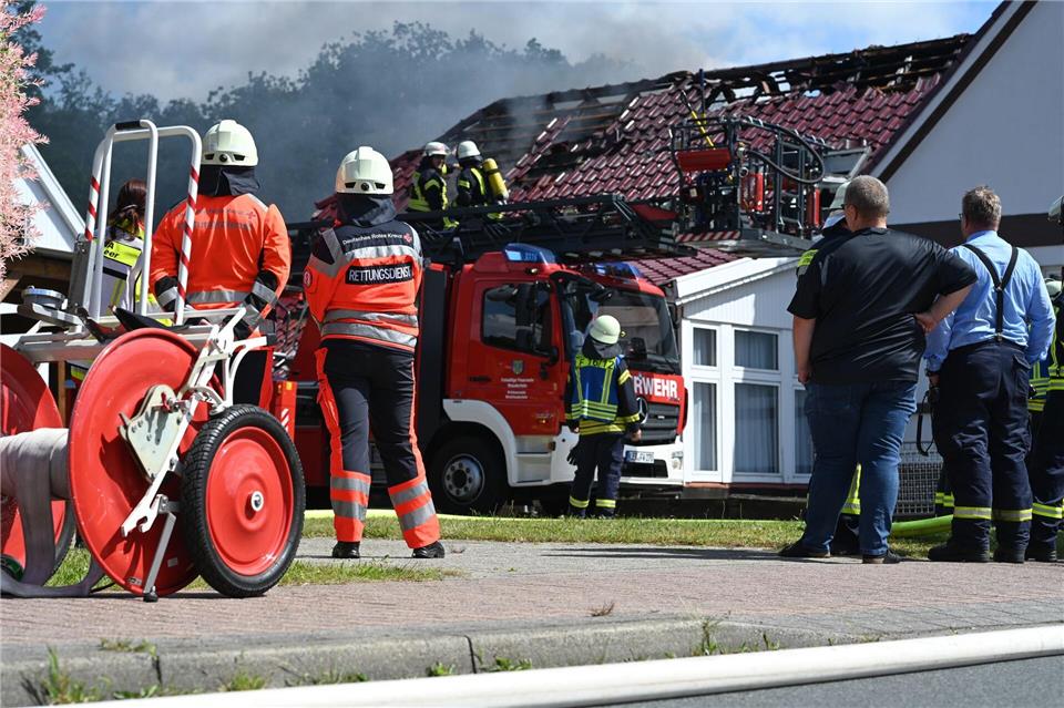 Ein Wohnhausbrand im Landkreis Leer beschäftigt rund 70 Feuerwehrleute.Lars Penning/dpa