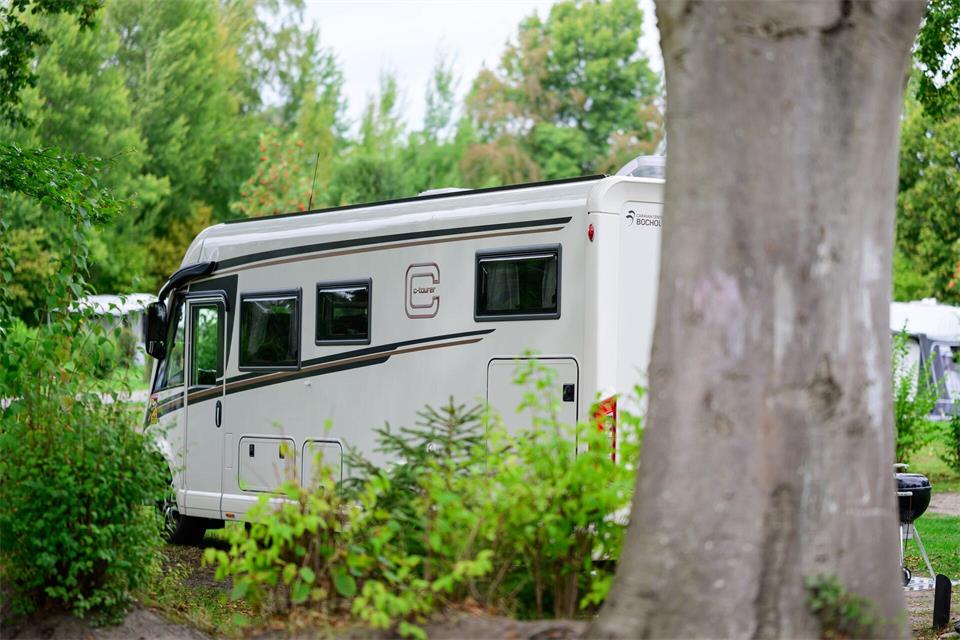 Ein Wohnmobil auf dem Gelände vom Südsee-Camp.A4258 Philipp Schulze/dpa