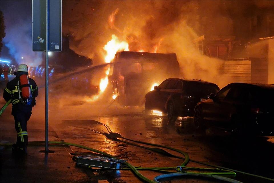 Ein Wohnmobil ist in Unna völlig ausgebrannt. Die Polizei vermutet Brandstiftung.Michael Neumann/dpa