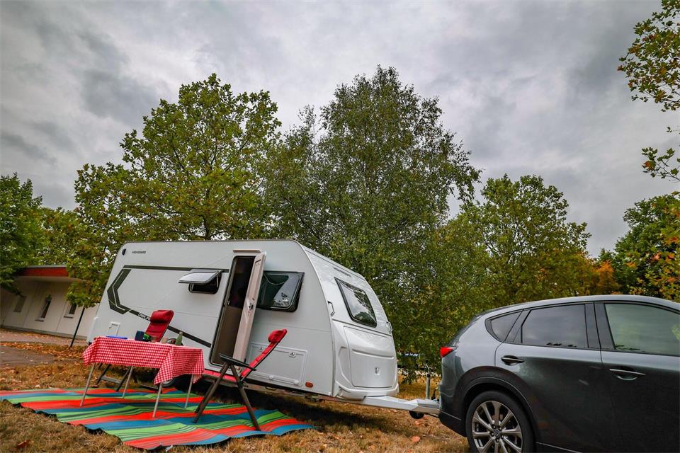 Ein Wohnwagen vor den Düsseldorfer Messehallen. Christoph Reichwein/dpa