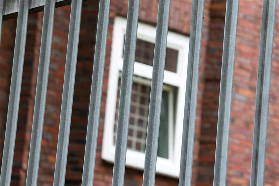 Ein Zaun und vergitterte Fenster - trotzdem gelang einem Häftling die Flucht.Christoph Reichwein/dpa