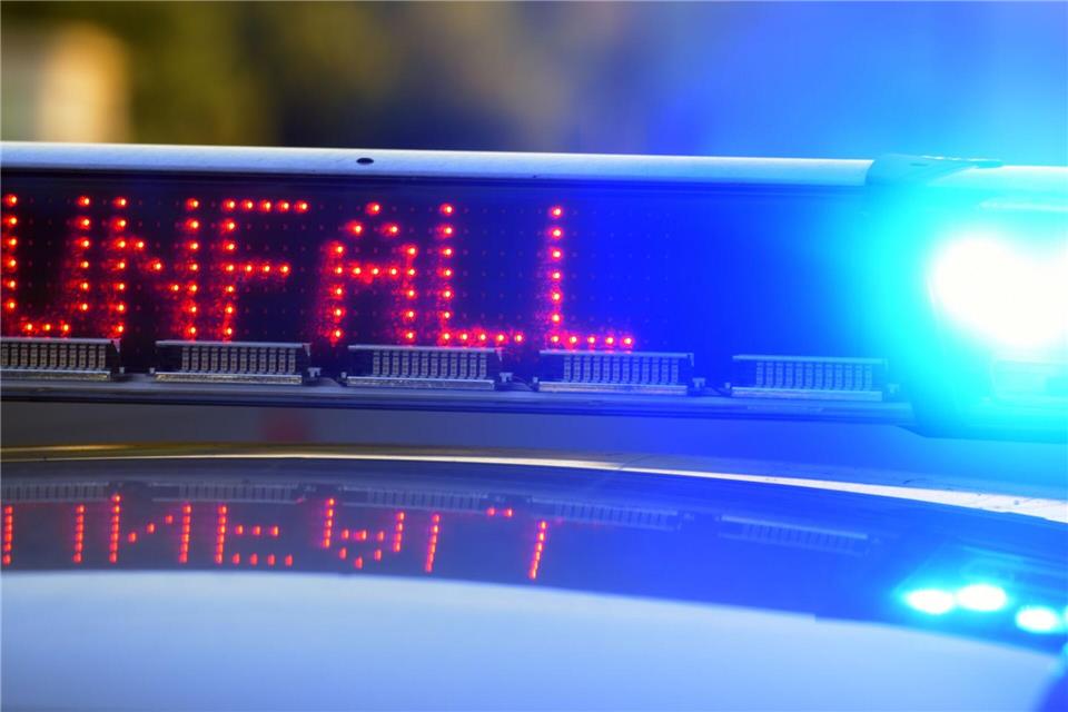 Ein Zehnjähriger wird von einem Auto angefahren, die Polizei sucht Zeugen. (Symbolbild)Stefan Puchner/dpa
