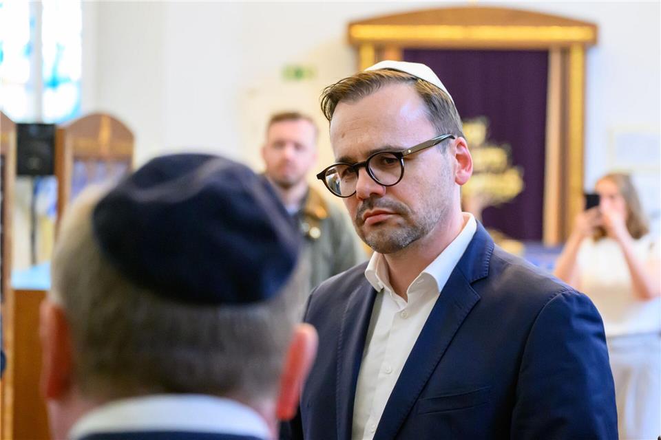 Ein Zeichen der Solidarität nach einer Reihe rechter Straftaten: Innenminister Jan Redmann traf sich in der Synagoge in Cottbus mit dem Vorstand der jüdischen Gemeinde.Patrick Pleul/dpa