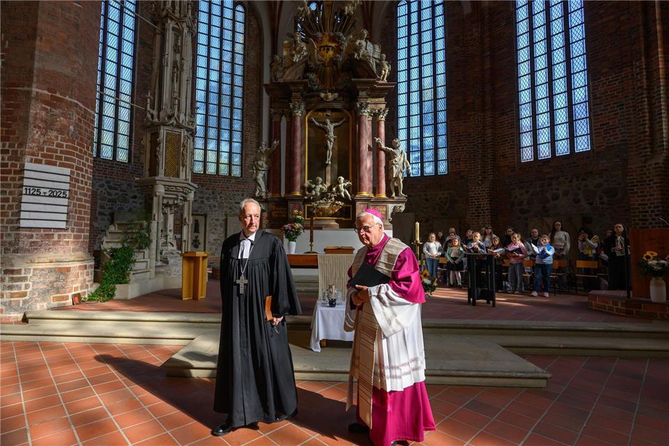 Ein Zeichen der Verbindung über Grenzen hinweg: Protestanten und Katholiken erinnern im Dom in Fürstenwalde an die Gründung des Bistums Lebus an der Oder vor 900 Jahren. Patrick Pleul/dpa