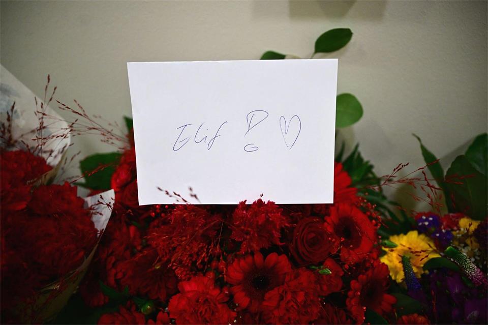 Ein Zettel mit der Aufschrift „Elif!“ steckt in einem Blumenstrauß.Sebastian Gollnow/dpa
