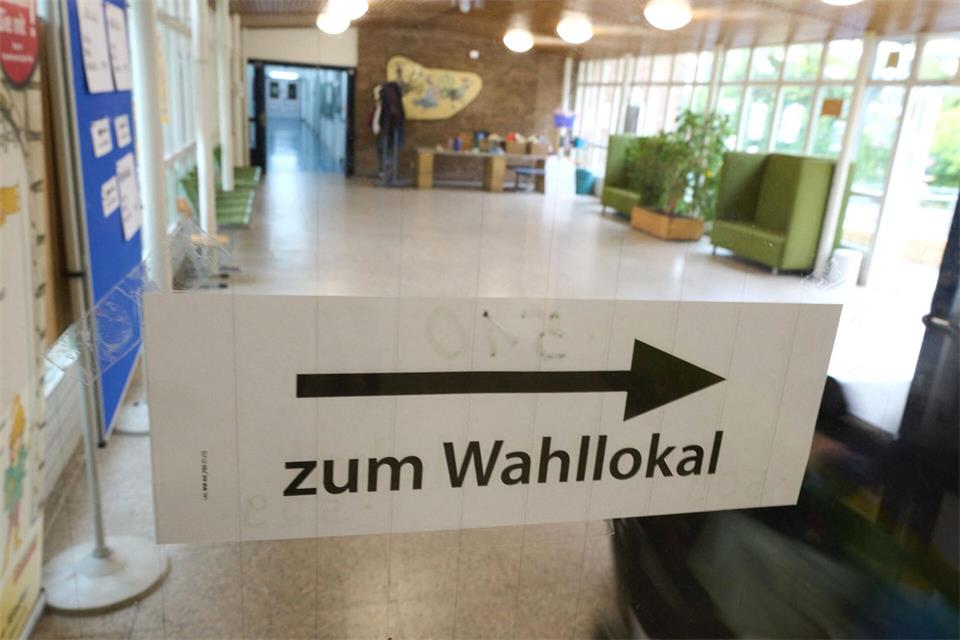 Ein Zettel mit der Aufschrift „Zum Wahllokal“ hängt in einer Grundschule im Ortsteil Kladow. Katharina Kausche/dpa