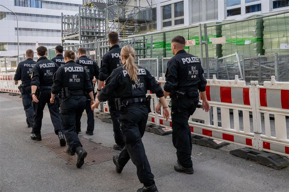 Ein Zeuge beobachtete den Vorfall und alarmierte die Polizei.Peter Kneffel/dpa