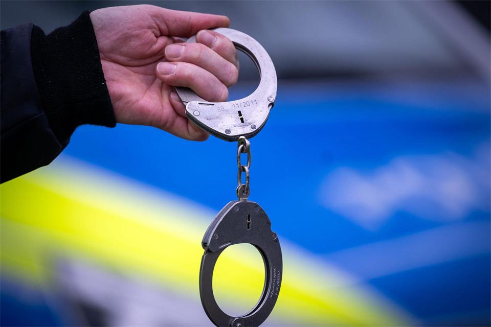 Ein Zeuge konnte die 15-Jährige aus der Situation befreien, nachdem sie nach Hilfe gerufen hatte. (Symbolbild)Soeren Stache/dpa