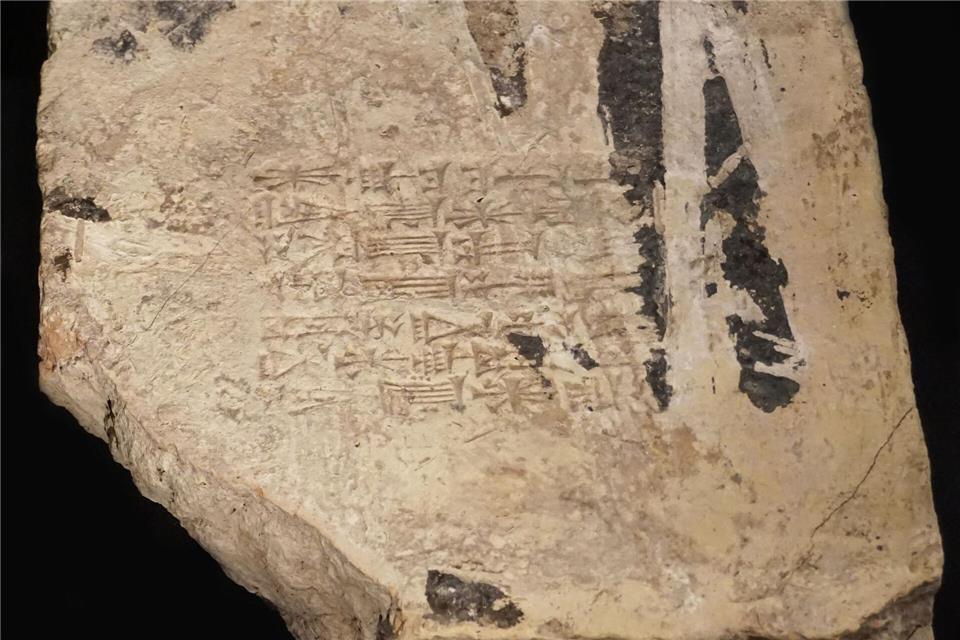 Ein Ziegelstein mit der Inschrift „Nebukadnezar, König von Babel“ aus dem Umfeld des Turms zu Babel (Etemenanki) aus Babylon. Er wird in das 6. Jahrhundert vor Christus datiert. (Handout)-/Bibelmuseum Münster/dpa