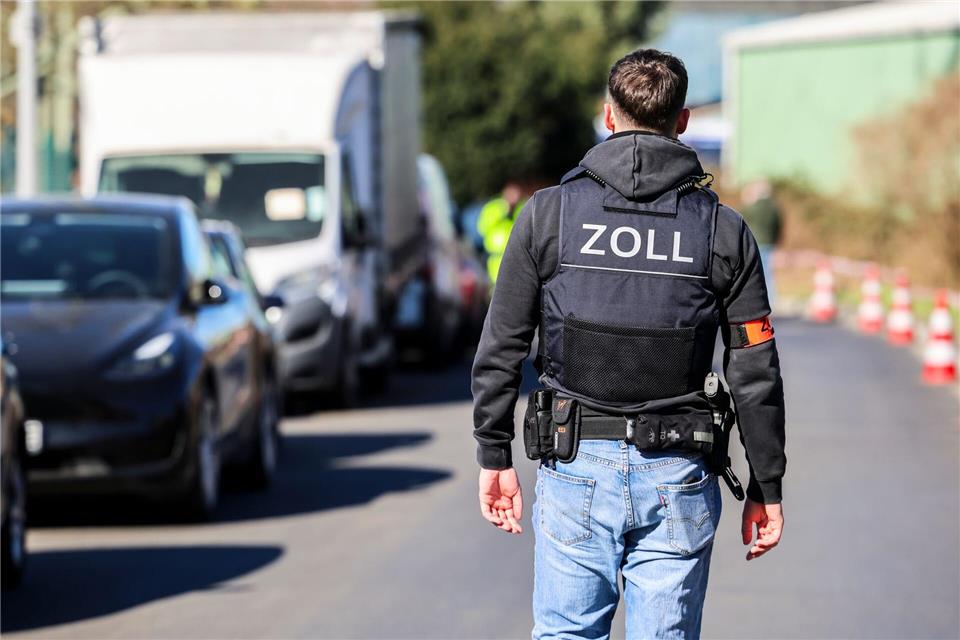 Ein Zollbeamter bei der Razzia gegen eine illegale Zigarettenfabrik in Düsseldorf. (Archivbild)Christoph Reichwein/dpa