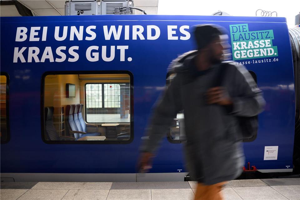 „Krasse Gegend“ Lausitz setzt auf auffällige Zugwerbung Ein Zug der Linie RE7 macht künftig Werbung für die Lausitz.Bernd von Jutrczenka/dpa