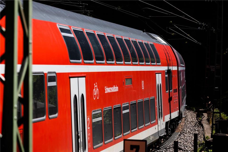 Ein Zug der Schwarzwaldbahn kollidierte bei Gegenbach mit einem Auto. (Symbolbild)Philipp von Ditfurth/dpa